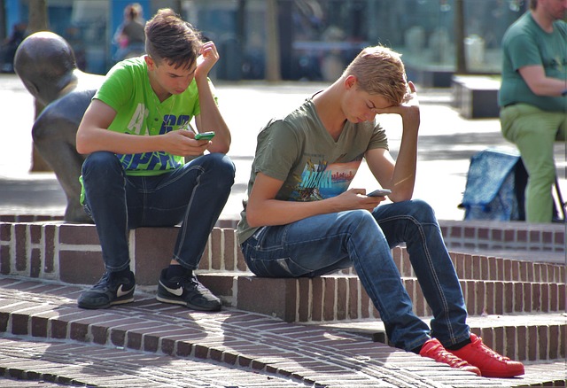 mladíci s mobilem