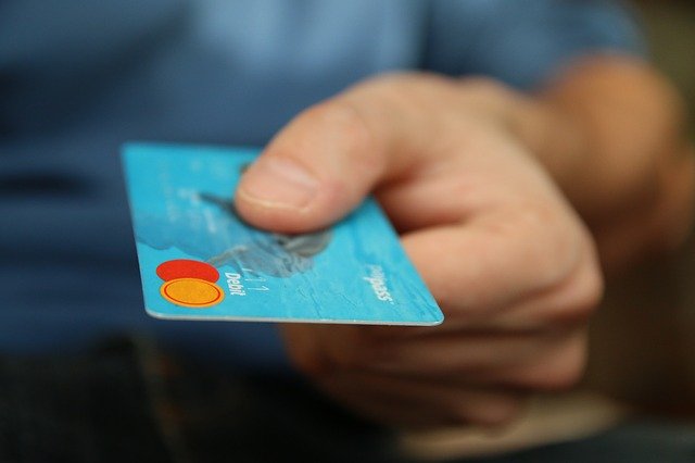 Ruka držící kreditní kartu
